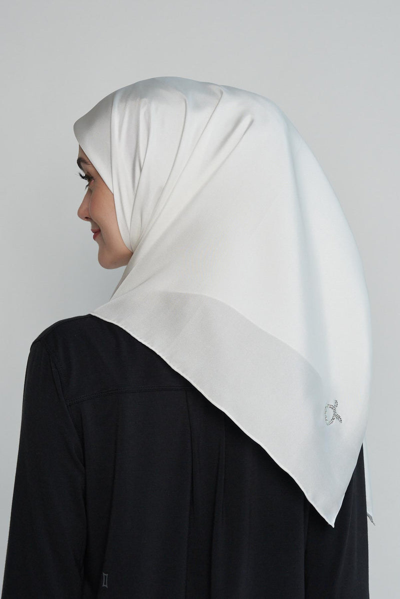 text -- shimmering off white