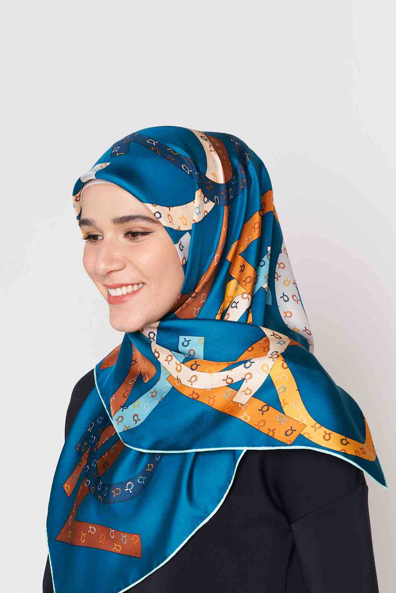 the signature square TWILL SILK Medium