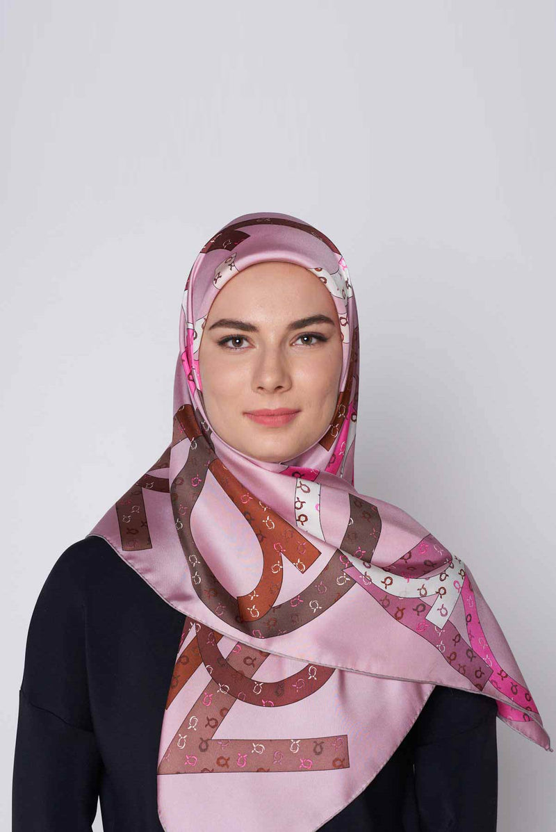 the signature square TWILL SILK Medium