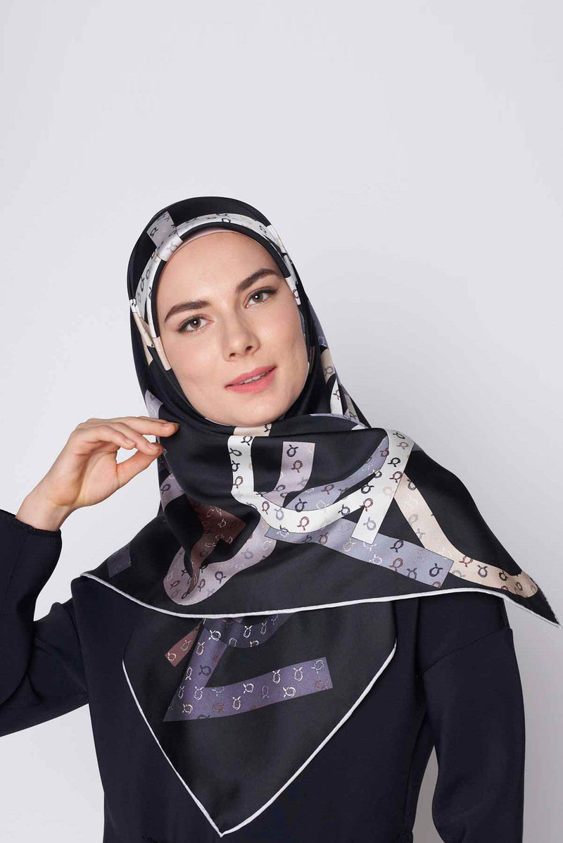 the signature square TWILL SILK Medium