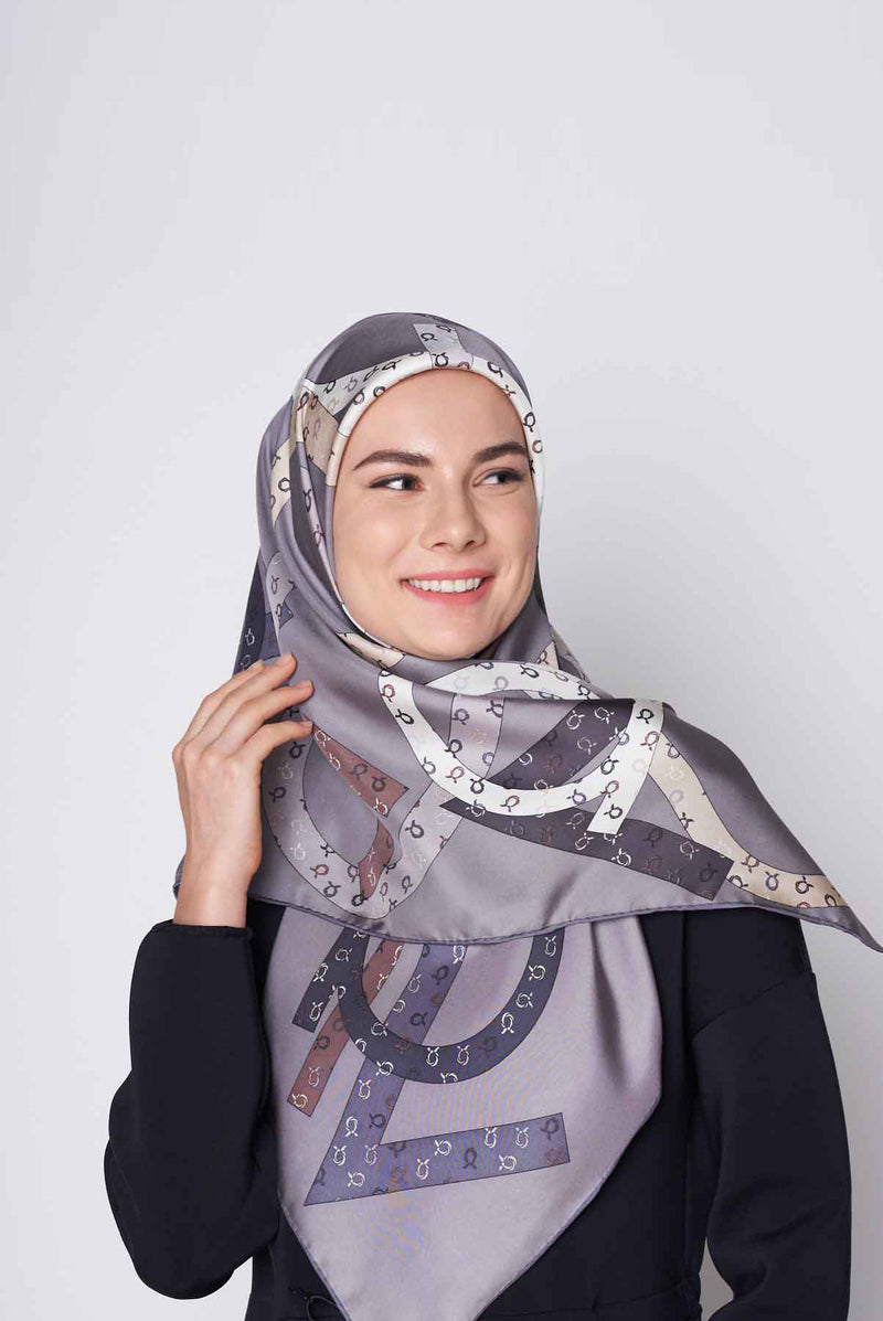 the signature square TWILL SILK Medium