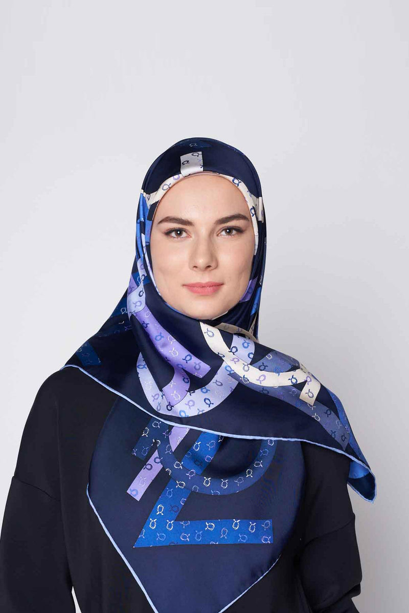 the signature square TWILL SILK Medium