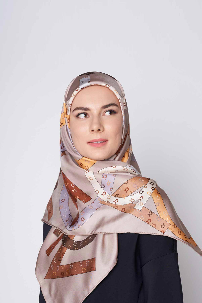 the signature square TWILL SILK Medium