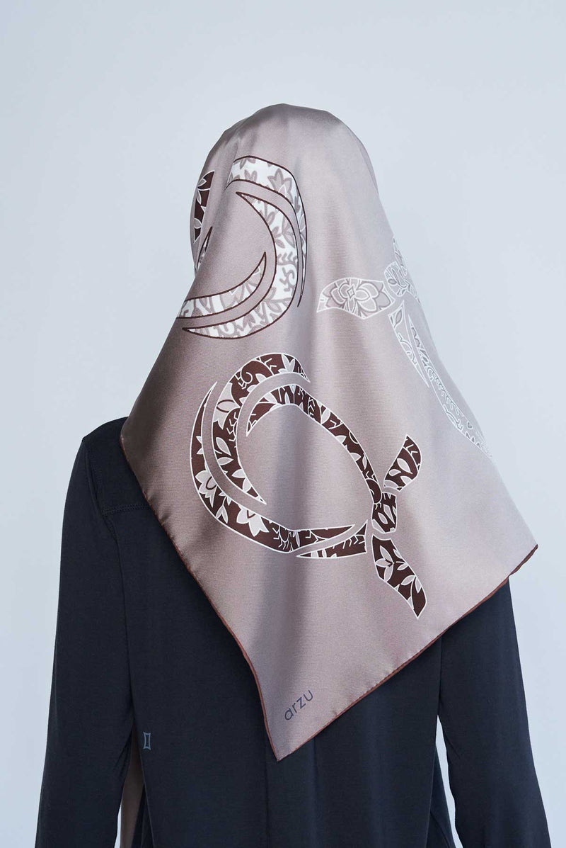 text -- arzu knot etoupe