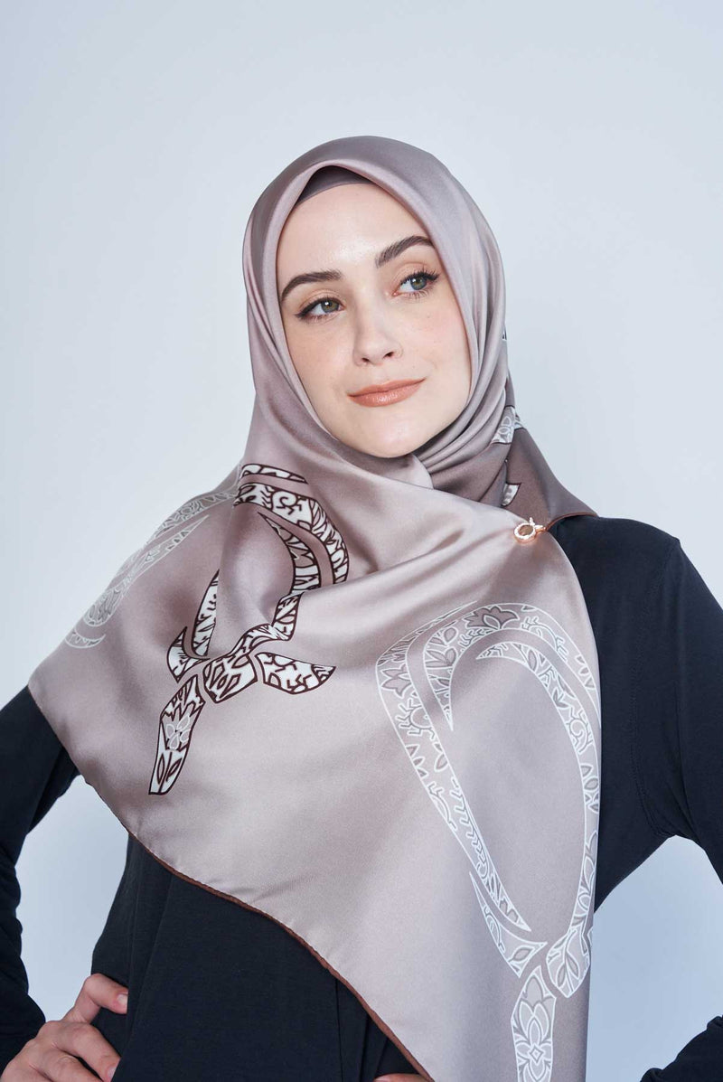 text -- arzu knot etoupe
