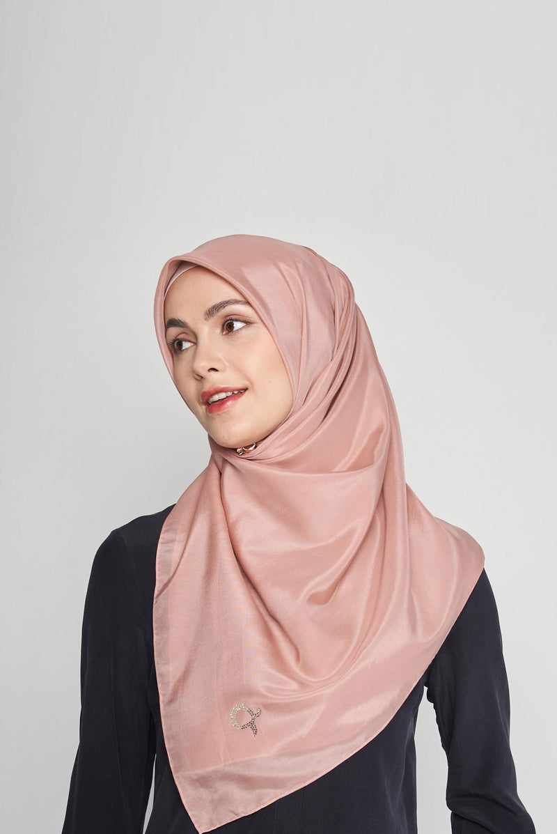 the good wrinkles square SILKOT Large hand-rolled hem