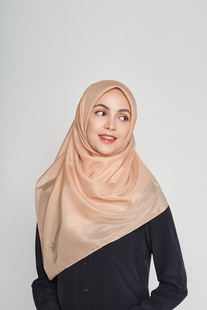the good wrinkles square SILKOT Large hand-rolled hem