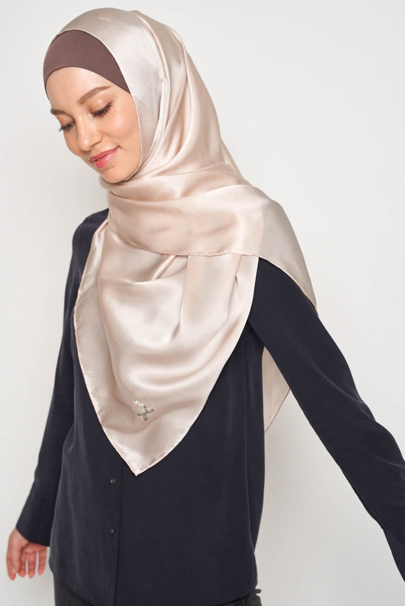 text -- high gloss charming taupe
