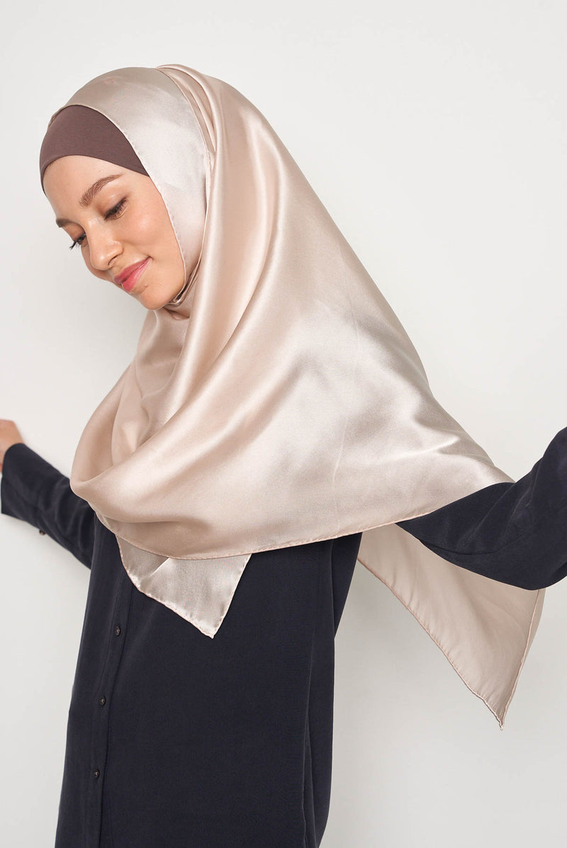 text -- high gloss charming taupe