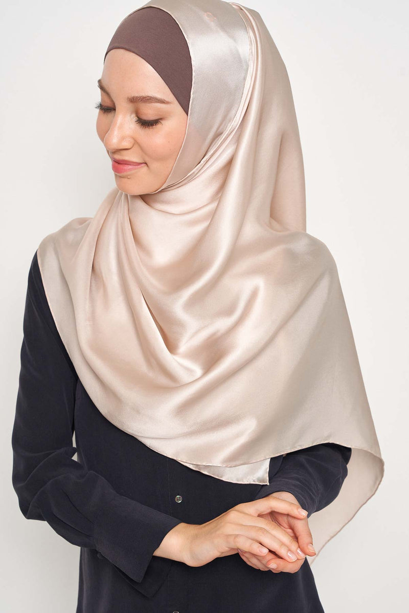 text -- high gloss charming taupe