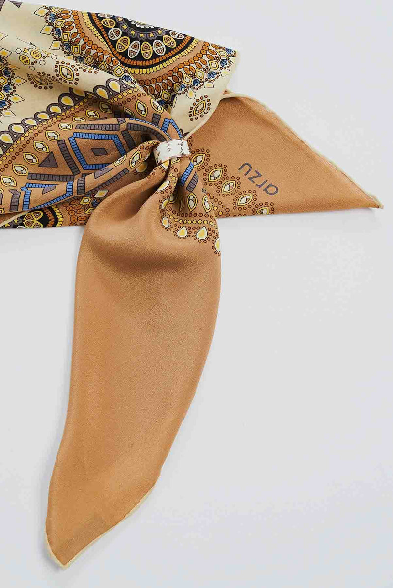 text -- ottoman queenly gold