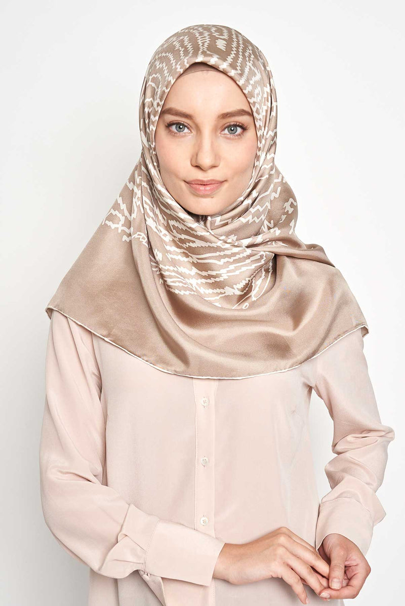 text -- shimmering thumbprint taupe