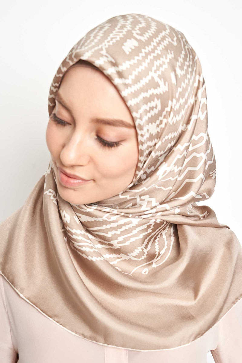 text -- shimmering thumbprint taupe