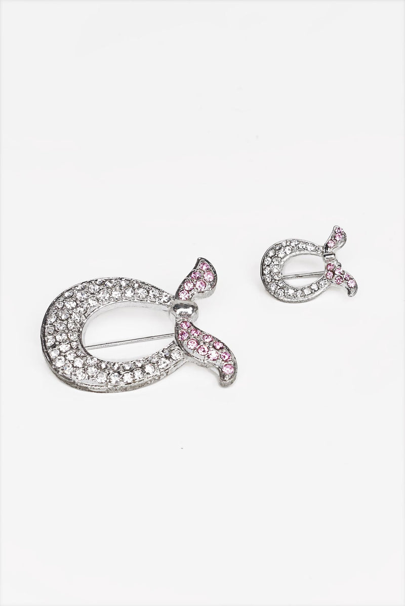 text -- brooch pink