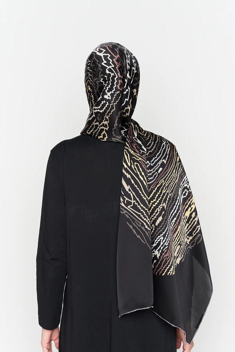 text -- thumbprint golden black