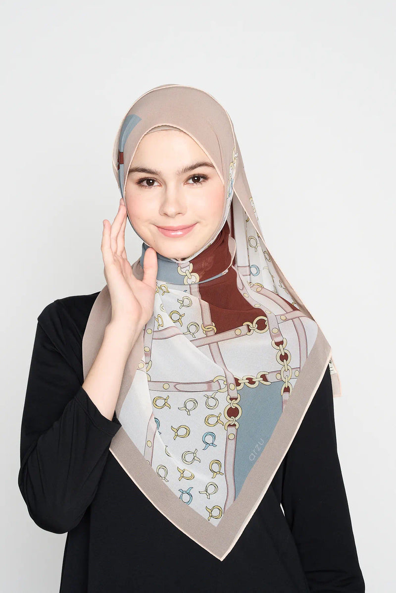 text -- chain taupe mist