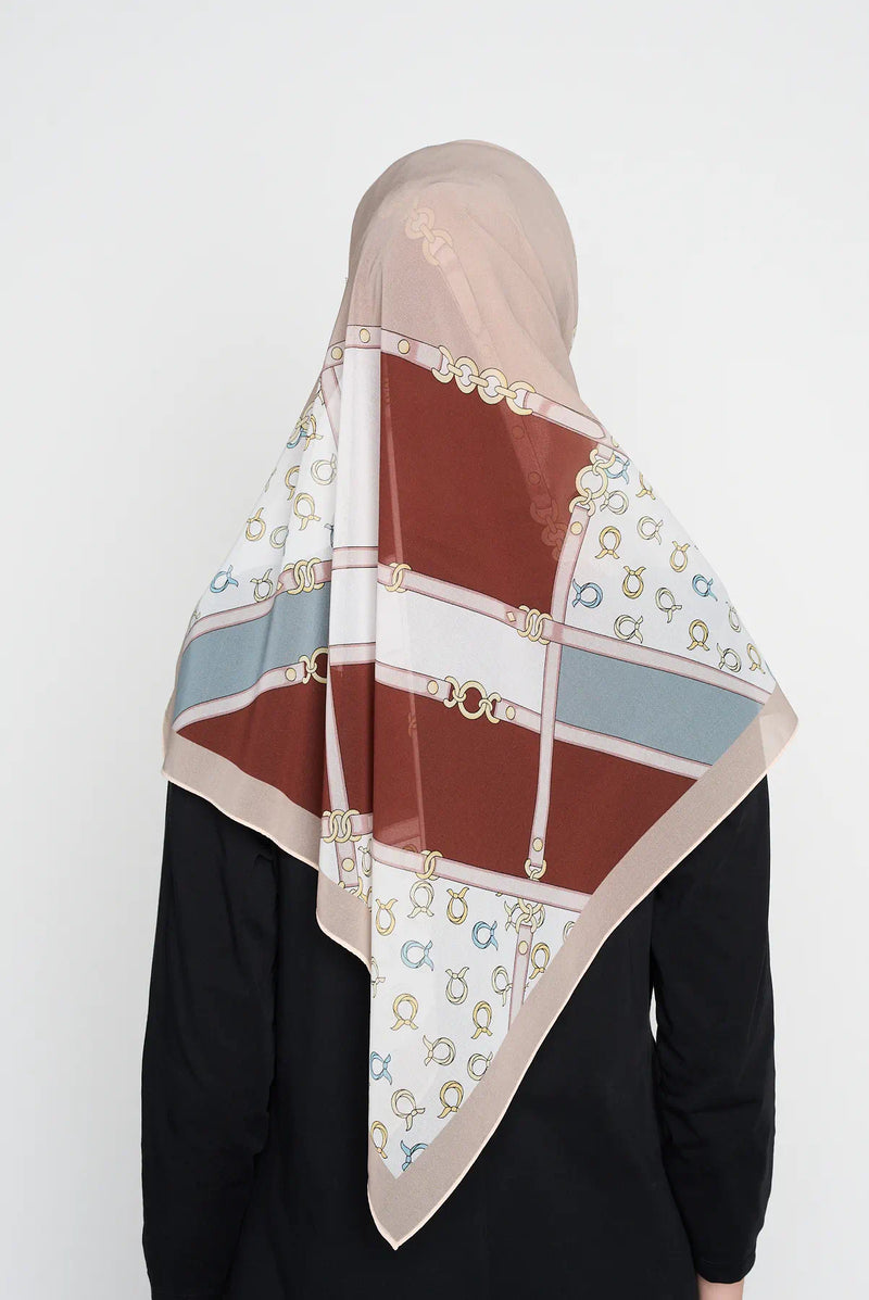 text -- chain taupe mist