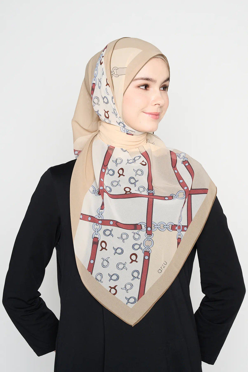 text -- chain soft almond