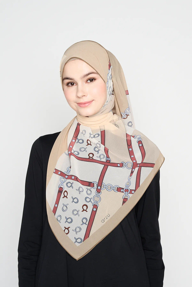 text -- chain soft almond