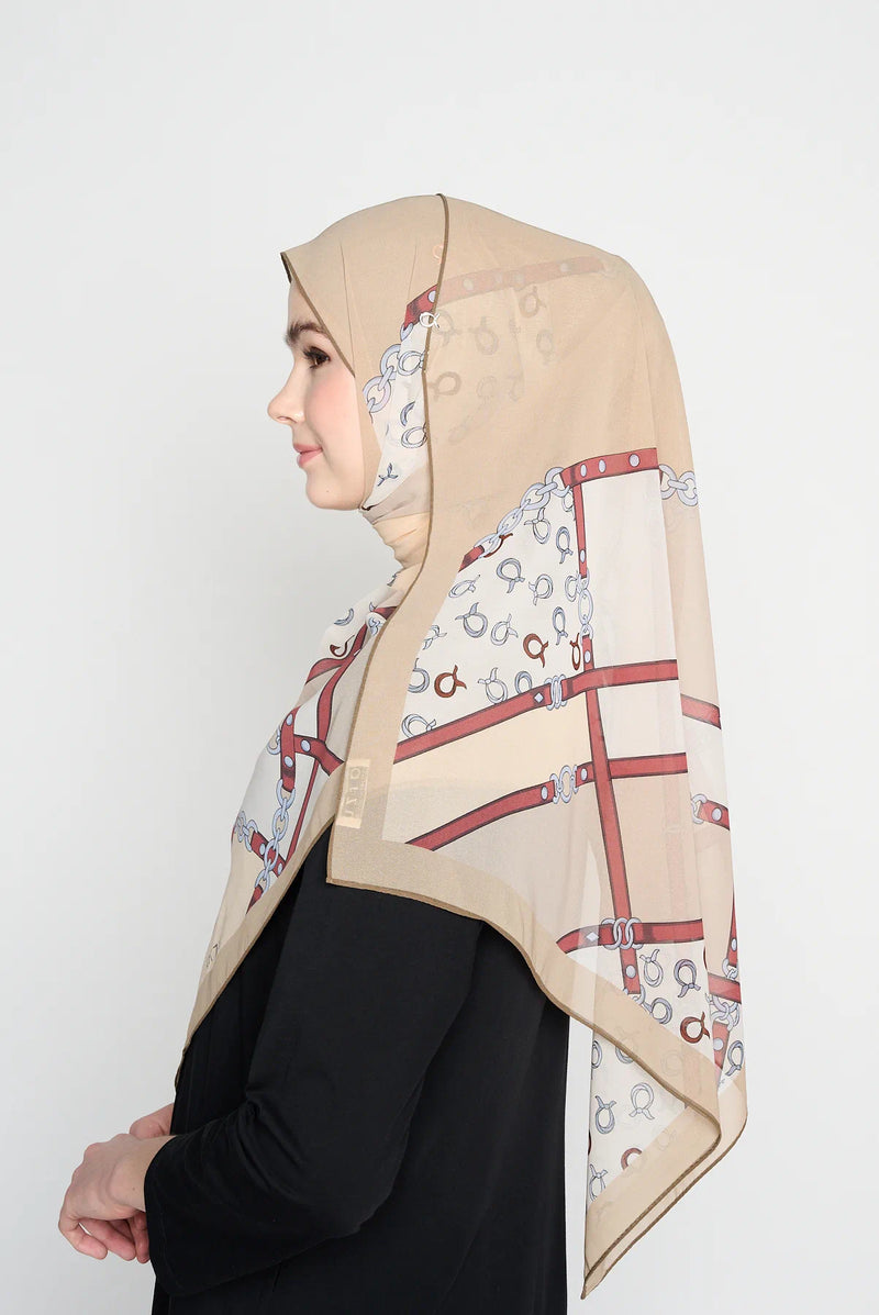 text -- chain soft almond