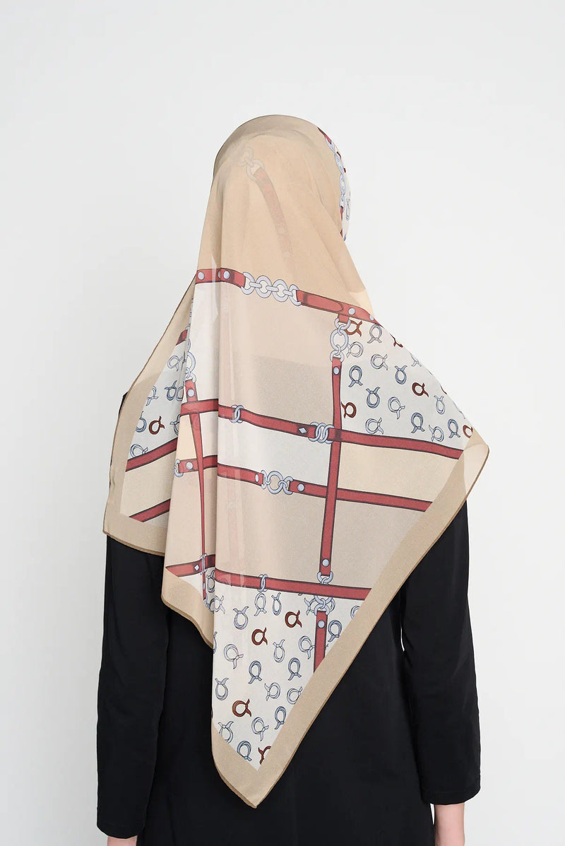 text -- chain soft almond