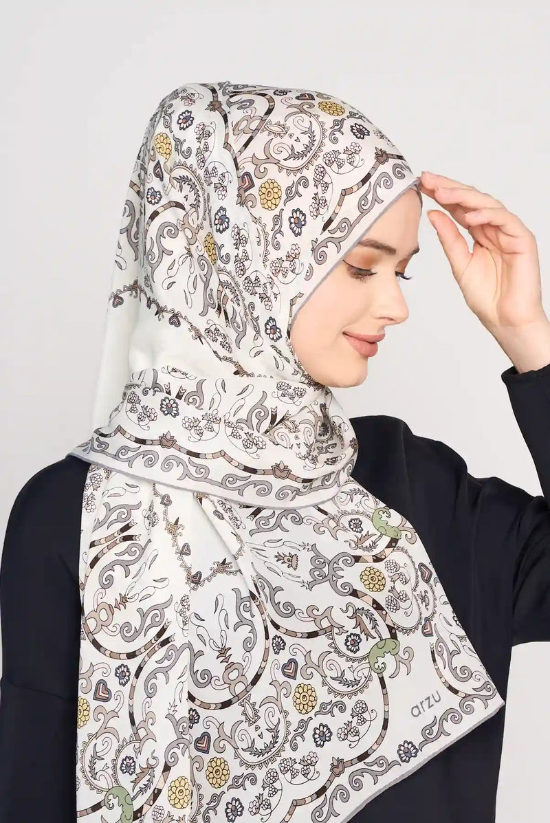 text -- paisley off white