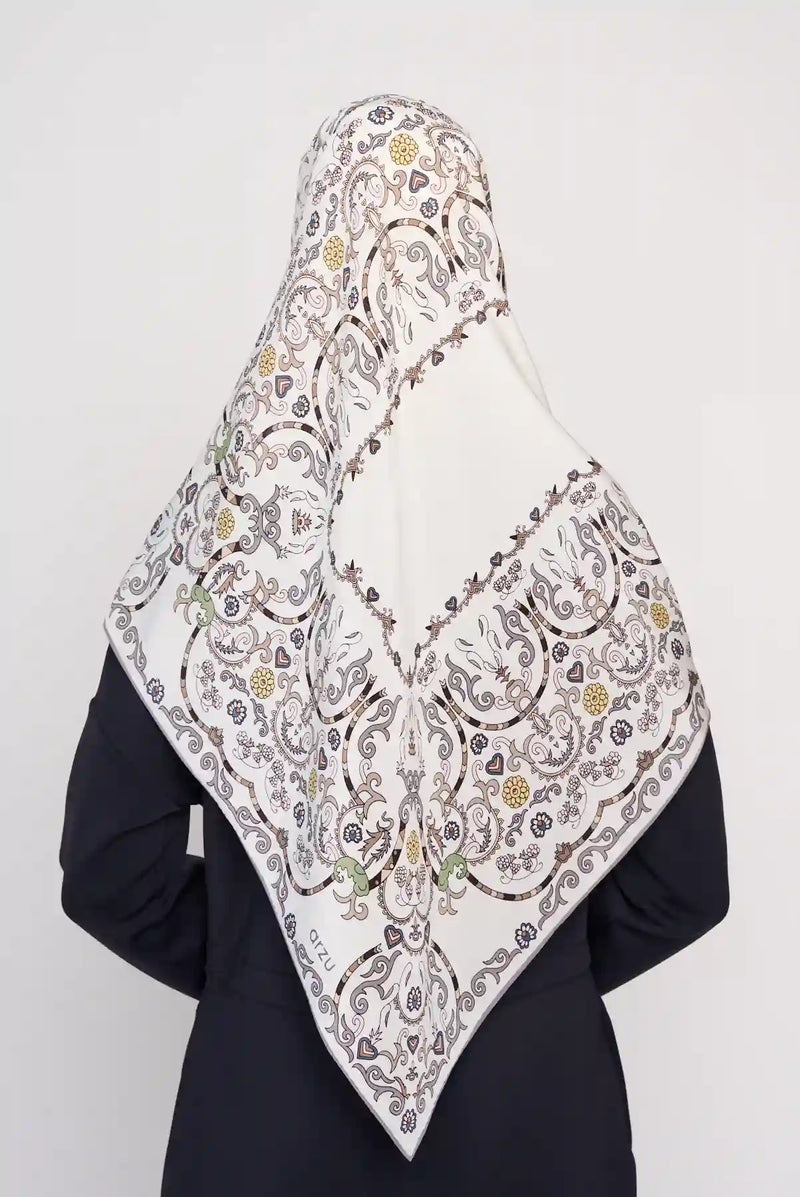 text -- paisley off white