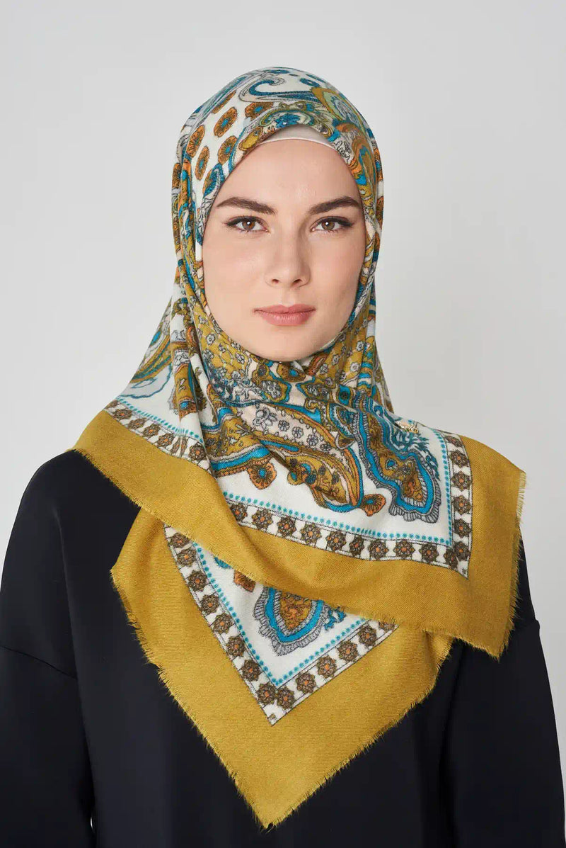 text -- paisley gold