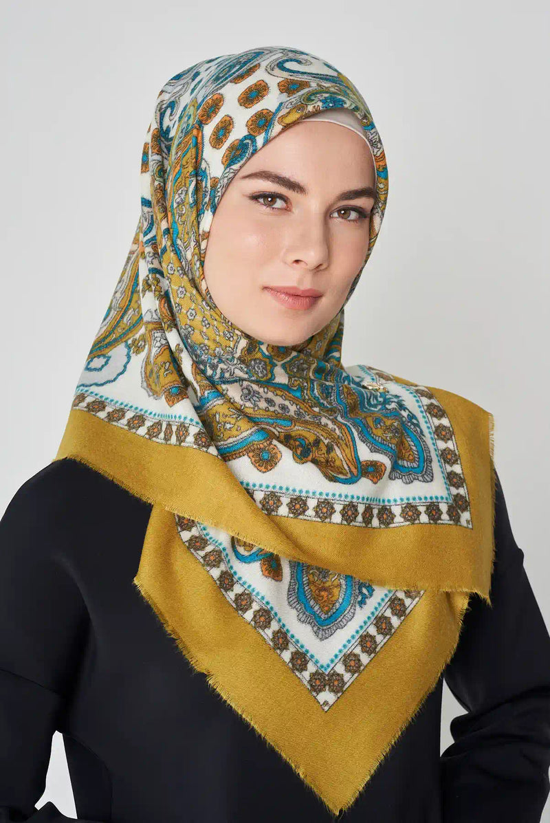 text -- paisley gold