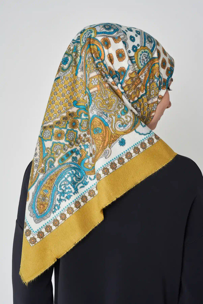 text -- paisley gold