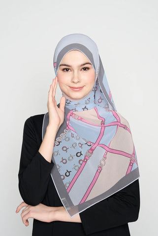 text -- chain soft almond