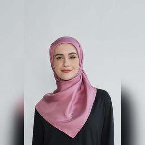 arzu feels like a dream square TWILL SILK Medium with natural silk Shimmer