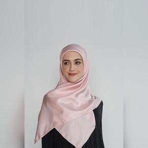 arzu feels like a dream square TWILL SILK Medium with natural silk Shimmer