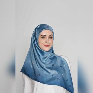 arzu tie the knot TWILL SILK square V2 | printed hijab with natural shimmer