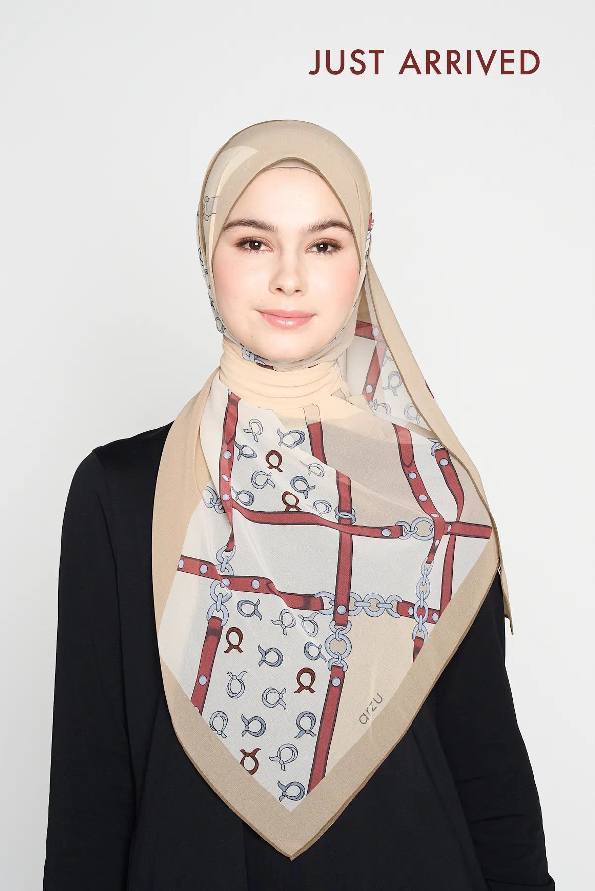 text -- chain soft almond