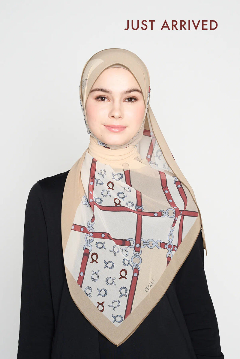 text -- chain soft almond