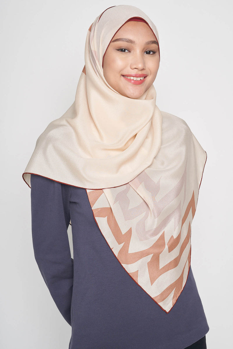 text -- trendsetter cream red